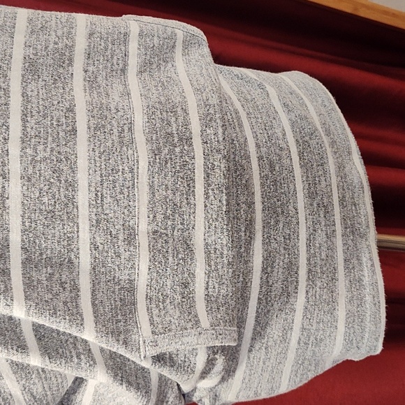 Sweatshirt with pockets and hoodie - Picture 2 of 5